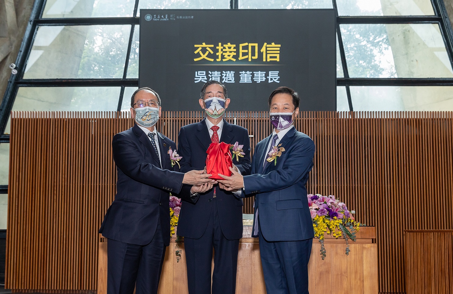 Hand-over of University Seal 